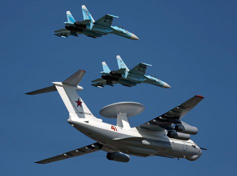 Истребители Су-27 и самолет ДРЛО А-50